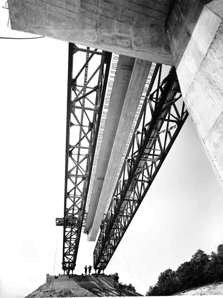 Costruzione viadotto anni 60, lancio trave.
